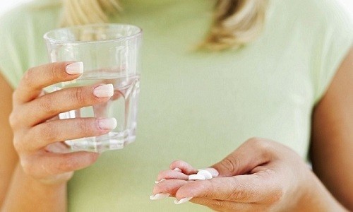 Антибактериальные таблетки нужно принимать внутрь, полностью, запивая достаточным объемом чистой воды