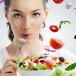 Лекарство отличается высоким уровнем абсорбции. Пища способствует снижению его всасываемости