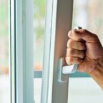 Регулярно проветривайте помещение. Застой воздушных масс, наполненных болезнетворными микроорганизмами, способствует заражению окружающих и снижает эффективность лечения