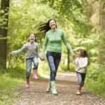 Ребенок должен обязательно гулять на свежем воздухе достаточное количество времени