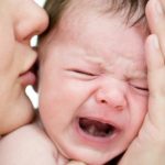 Больной ребенок капризничает и ведет себя беспокойно