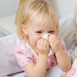 У маленьких детей, страдающих бронхитом, появляется насморк