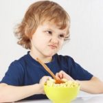 Ребенок, который страдает от частых бронхитов, может стать раздражительным, отказываться от пищи