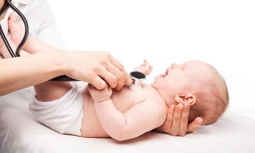 Инфекция с легкостью проникает в нижние дыхательные пути, вызывая развитие бронхита у грудного ребенка