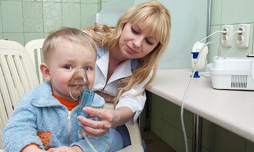 Ингаляции небулайзером при бронхите детям часто назначаются в качестве эффективного вспомогательного метода лечения респираторного заболевания