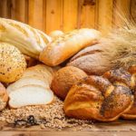 Необходимо исключить из рациона свежий хлеб и другую выпечку