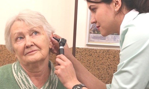 У пожилых людей при приеме Эритромицина сохраняется высокая опасность наступления ототоксического эффекта. Эта особенность связана с утратой слуха