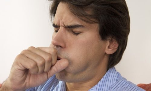 У больного в периоды ремиссии наблюдаются приступы кашля и отделение незначительного объема жидкости