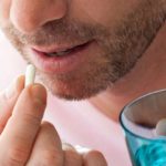 Принимать лекарство необходимо перорально, натощак, рассасывая во рту. Дозы должны подбираться специалистом на основе клинической картины