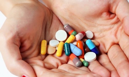 Фармакологические средства используют в комплексе для снижения симптоматики и устранения причины бронхита