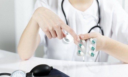 На этапе выбора медикаментов врачи предпочитают выписывать антибактериальные, противовирусные и противовоспалительные препараты