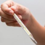 У малыша при бронхите повышается температура тела до субфебрильных цифр, но это необязательный симптом