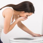 Побочными эффектами могут быть рвота/подташнивание, диарея/запоры, дискомфорт и болезненные ощущения в области живота, кишечные кровотечения, сухость слизистой оболочки полости рта