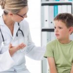 Для диагностики проводится первичный осмотр и опрос пациента. Врач учитывает характер имеющихся симптомов, результаты аускультации