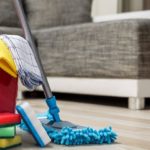 Несколько раз в день делайте влажную уборку, поскольку пылевые частички раздражают слизистую оболочку бронхов