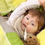 Температура появляется в первые дни болезни. Значения зависят от типа возбудителя первичного заболевания и состояния иммунитета