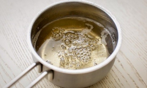 Мочить горчичники необходимо в горячей воде, однако ее температура не должна превышать 60°C