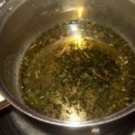 Затем отвар перемешивают с корнем и оливковым маслом, кипятят на водяной бане 30 минут