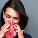 При остром бронхите у человека появляется заложенность носа