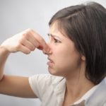 Если больной бронхитом человек не бросает курить, возможно появление неприятного запаха изо рта