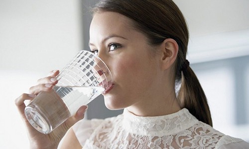 Употребление жидкости способствует разжижению мокроты, а щелочная минеральная вода без газа помогает смягчить кашель